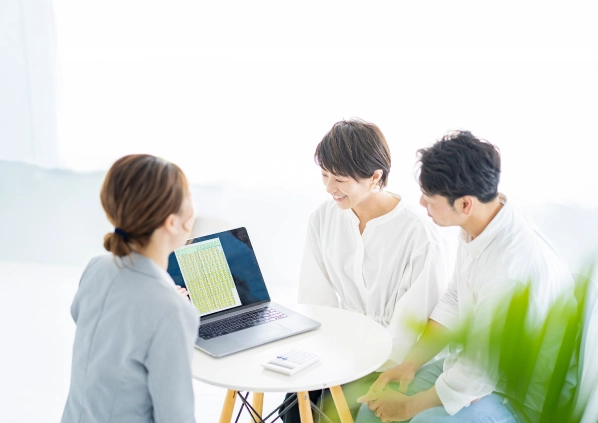 テーブルを囲んで相談する3人